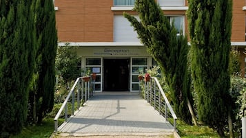 Vista frontal de la propiedad