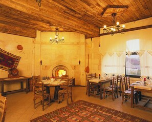 2 restaurants; breakfast and dinner served  - Burcu Kaya Hotel (Ürgüp)