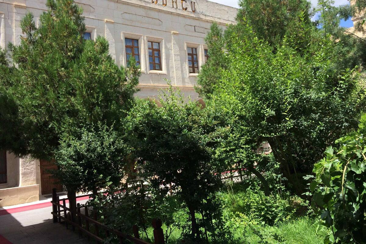 A building with the sign "HOTEL BURGO" indicating a hotel establishment.