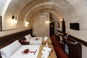 Roupas de cama premium, frigobar, cofres nos quartos