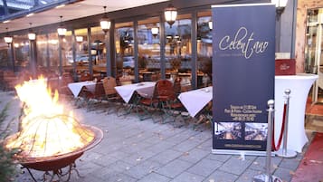 Petit déjeuner et déjeuner servis sur place, restauration en plein air