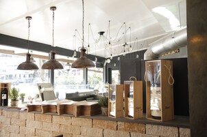 供应早餐、午餐和晚餐，地区菜，室外就餐