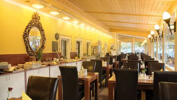TĂ€gliches FrĂŒhstĂŒcksbuffet (16 EUR pro Person)