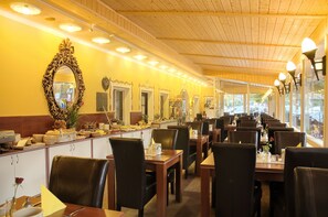 Daily buffet breakfast (EUR 16 per person) - ATLAS Posthotel (Garmisch-Partenkirchen)