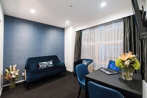 Leilighet, 2 soverom | Oppholdsområde | En 43-tommers Flatskjerm-TV med digitale kanaler samt LCD-TV og Netflix