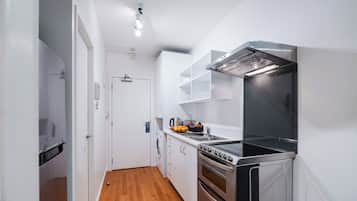 Apartament estàndard, 2 dormitoris | Cuina privada | Frigorífic, microones, placa de cuina i cafetera i tetera