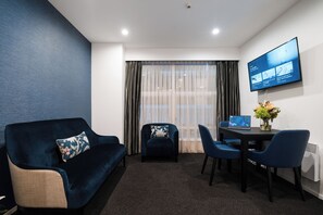 Leilighet, 2 soverom | Oppholdsområde | En 43-tommers Flatskjerm-TV med digitale kanaler samt LCD-TV og Netflix