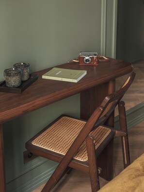 Ropa de cama de alta calidad, minibar, caja fuerte y escritorio