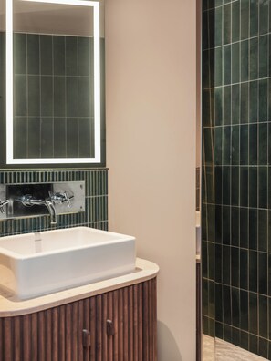 Classic Double Room | Bathroom | Free toiletries, hair dryer, towels, soap - Lazare Nomade (Paris)