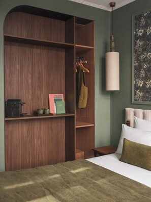 Classic Double Room | Premium bedding, in-room safe, soundproofing, WiFi (free) - Lazare Nomade (Paris)