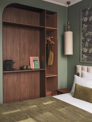 Ropa de cama de alta calidad, minibar, caja fuerte y escritorio