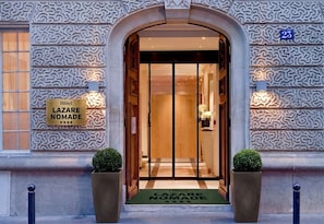 Front of property - Lazare Nomade (Paris)