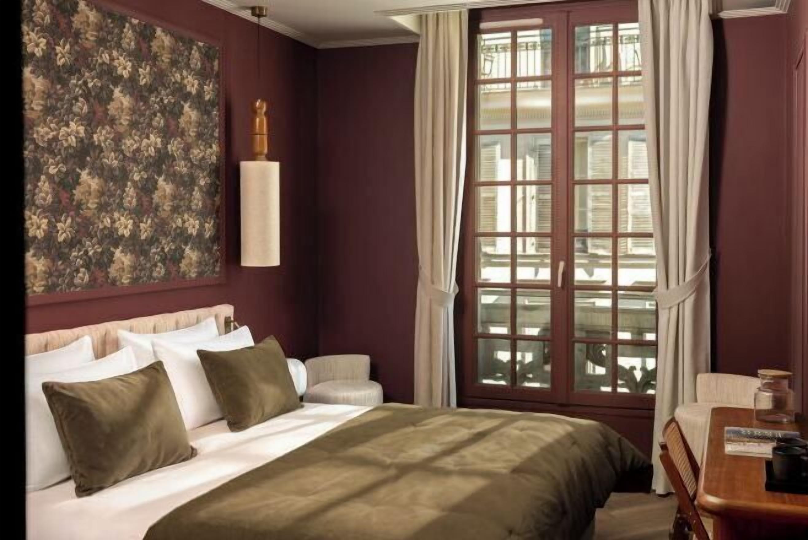 Premium bedding, in-room safe, soundproofing, WiFi (free)