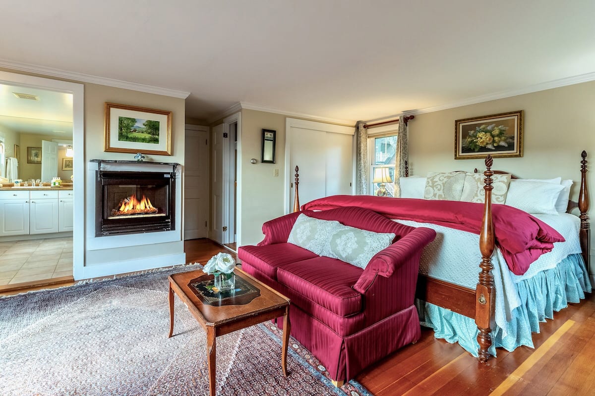 1 bedroom, individually decorated, individually furnished