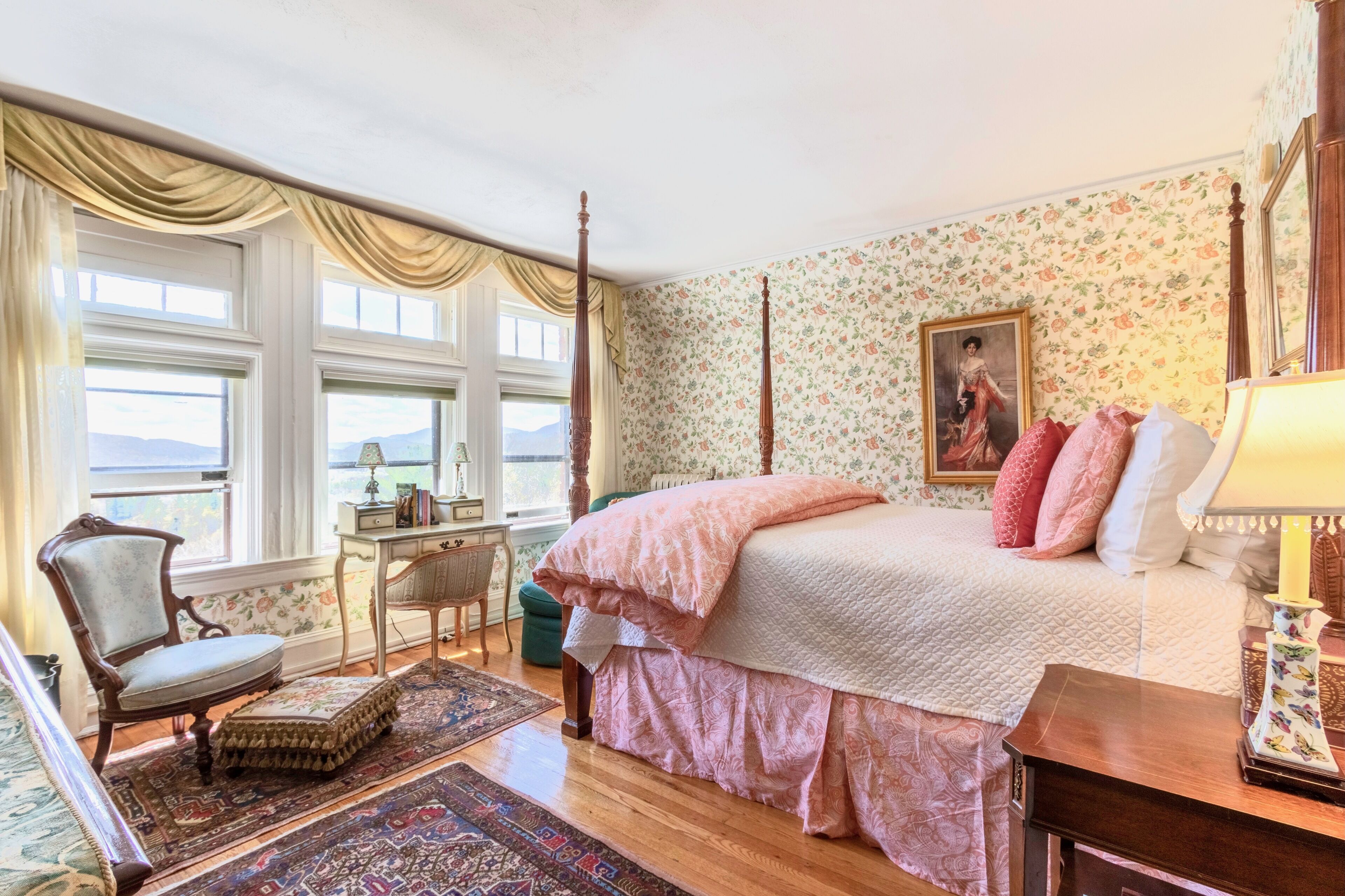 1 bedroom, individually decorated, individually furnished