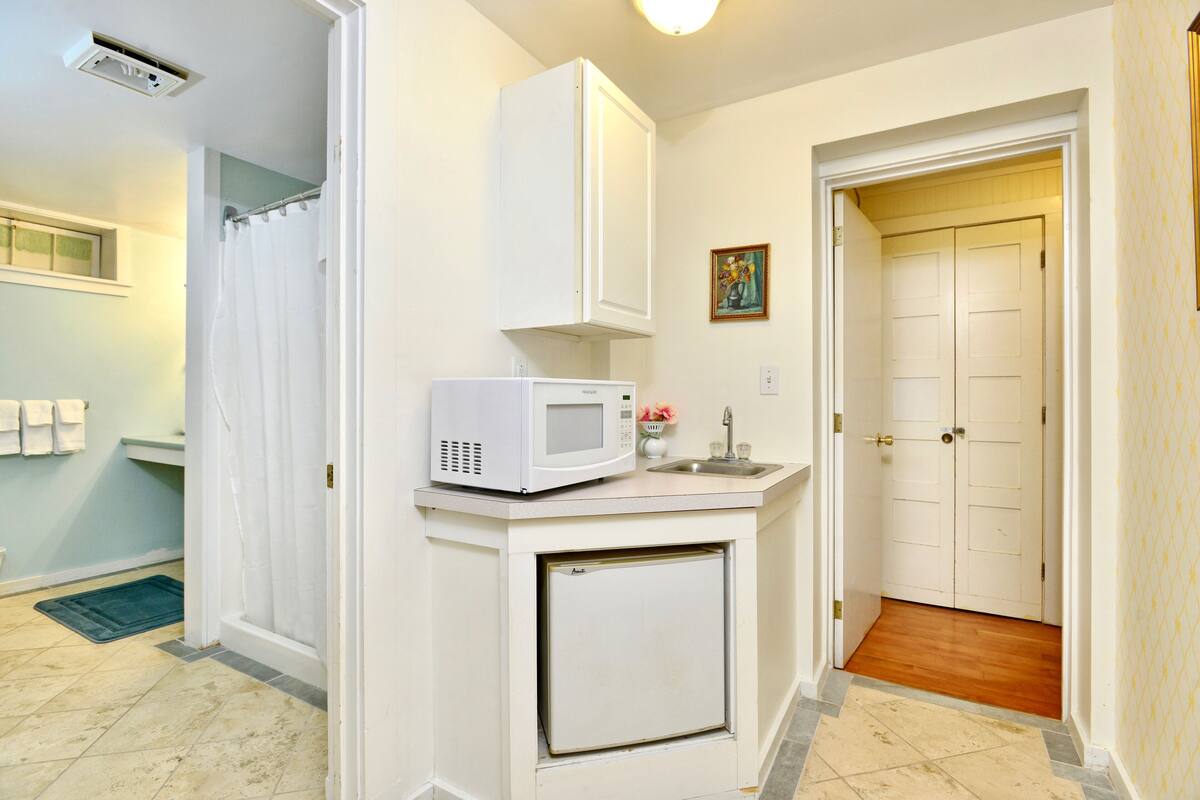 villa 2 doubles, family, dog friendly, handicap accessible | private kitchenette | dining tables