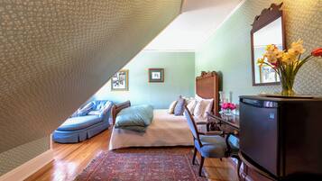 Mansion Double, Economy, Private Bath Across The Hall | Iron/ironing board, WiFi (free), alarm clocks, individually decorated