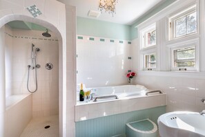 Mansion, Honeymoon Suite, Fireplace, Jacuzzi, Panaramic Views | Jetted tub