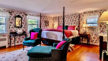 Villa King, fireplace, dog friendly, romantic | Iron/ironing board, WiFi (free), alarm clocks, individually decorated