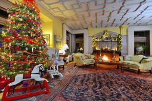 Exclusive Villa, Fireplace, Mountain View | Living area | 50-inch flat-screen TV with satellite channels, TV, ping pong - Wilburton Inn (Manchester)