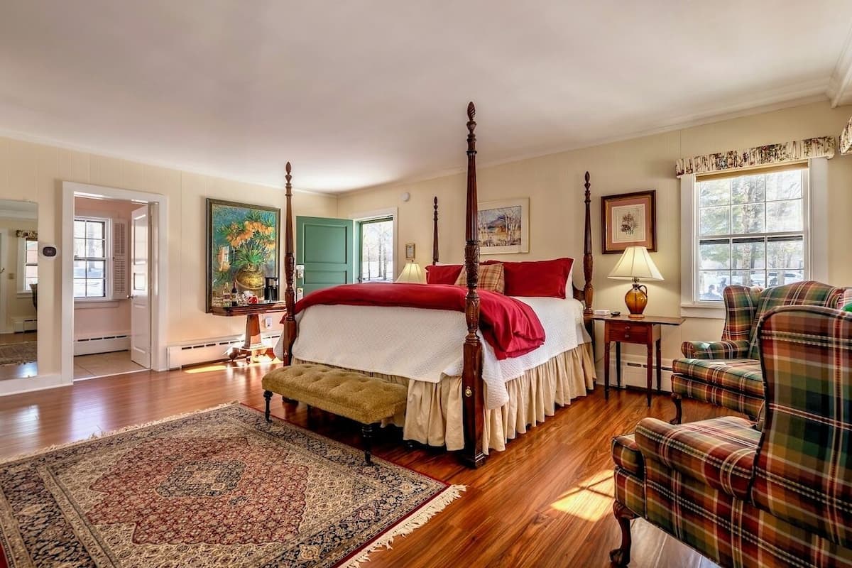 Classic Room, 1 King Bed, Balcony | Individually decorated, individually furnished, iron/ironing board