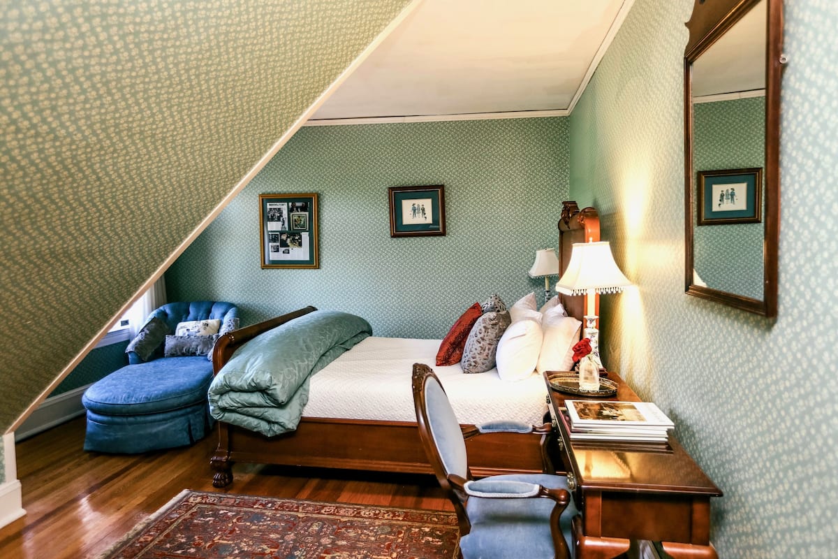 1 bedroom, individually decorated, individually furnished