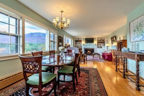 파노라믹 코티지, 침실 2개, 산 전망 | 거실 | 위성 채널 시청이 가능한 50인치 평면 TV, TV, 탁구