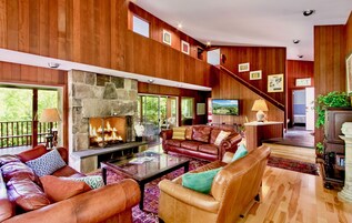 Televisión de pantalla plana, mesa de ping pong, servicios de streaming