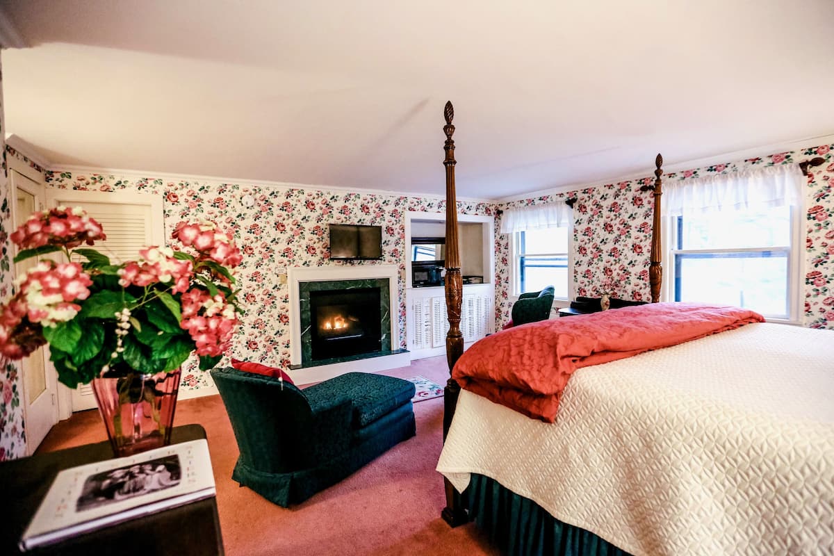 1 bedroom, individually decorated, individually furnished