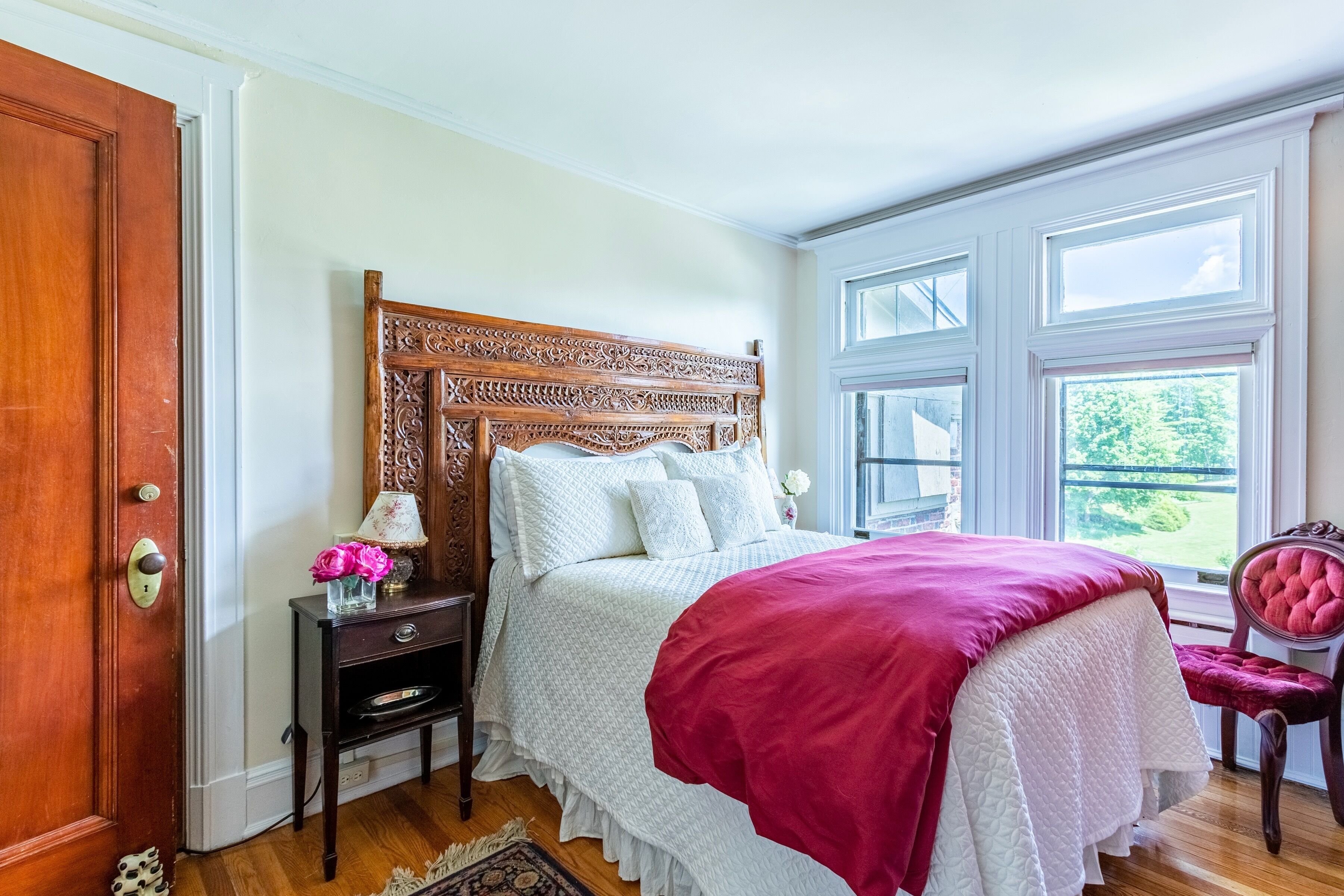 بديكورات فريدة لكل غرفة وطراز فريد لكل وحدة ومكواة/لوح كي