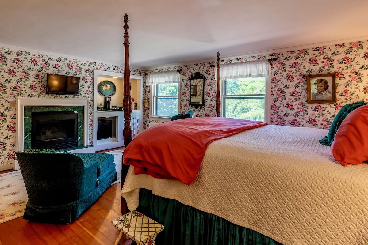 Villa King, fireplace, dog friendly, romantic | Individually decorated, individually furnished, iron/ironing board