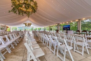Outdoor wedding area - Wilburton Inn (Manchester)