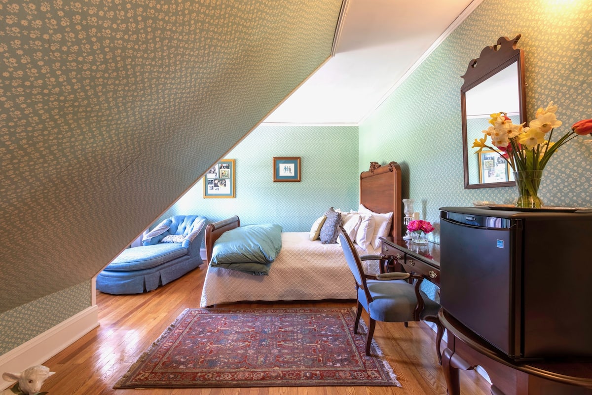 1 bedroom, individually decorated, individually furnished