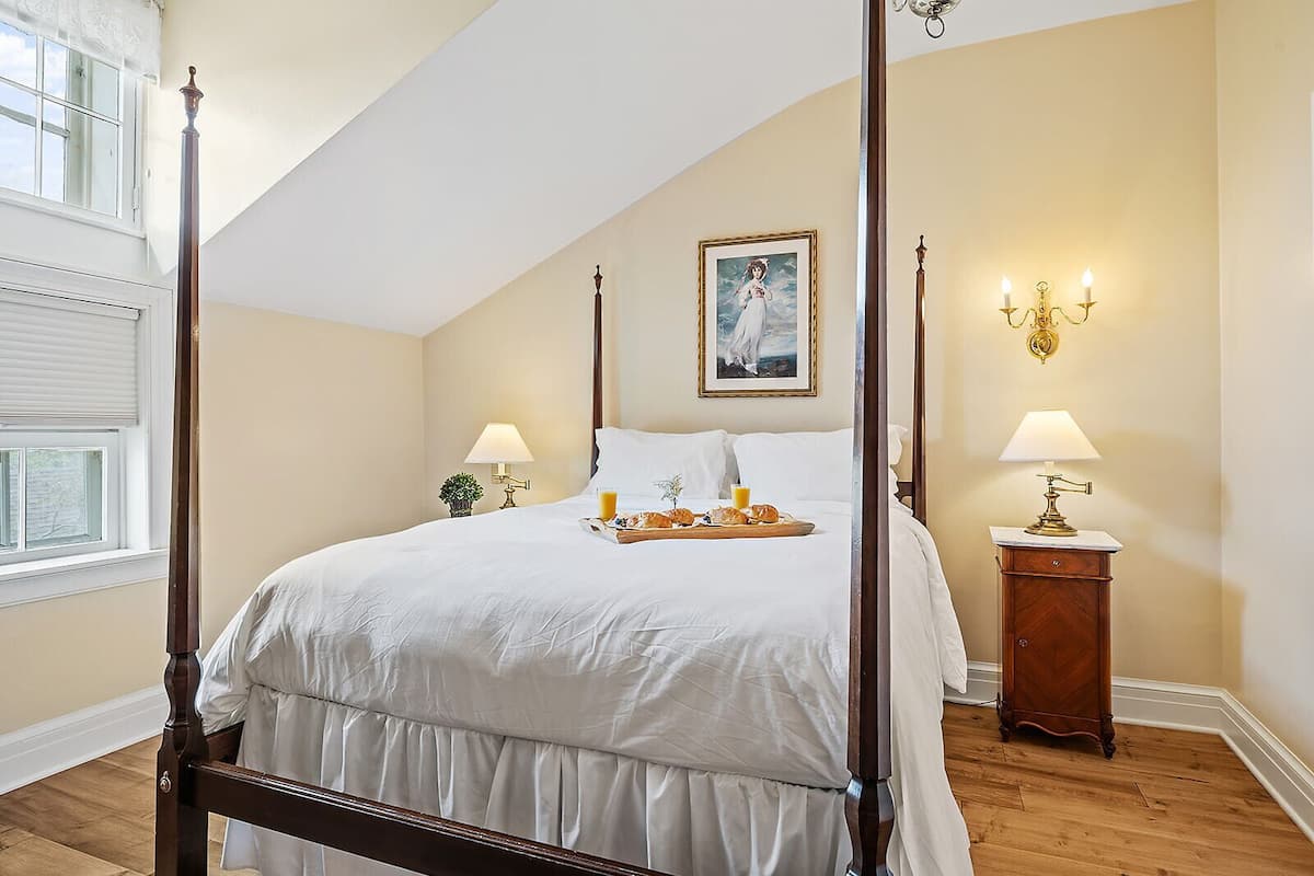 Suite, Jetted Tub (Signature Two-Story Suite)