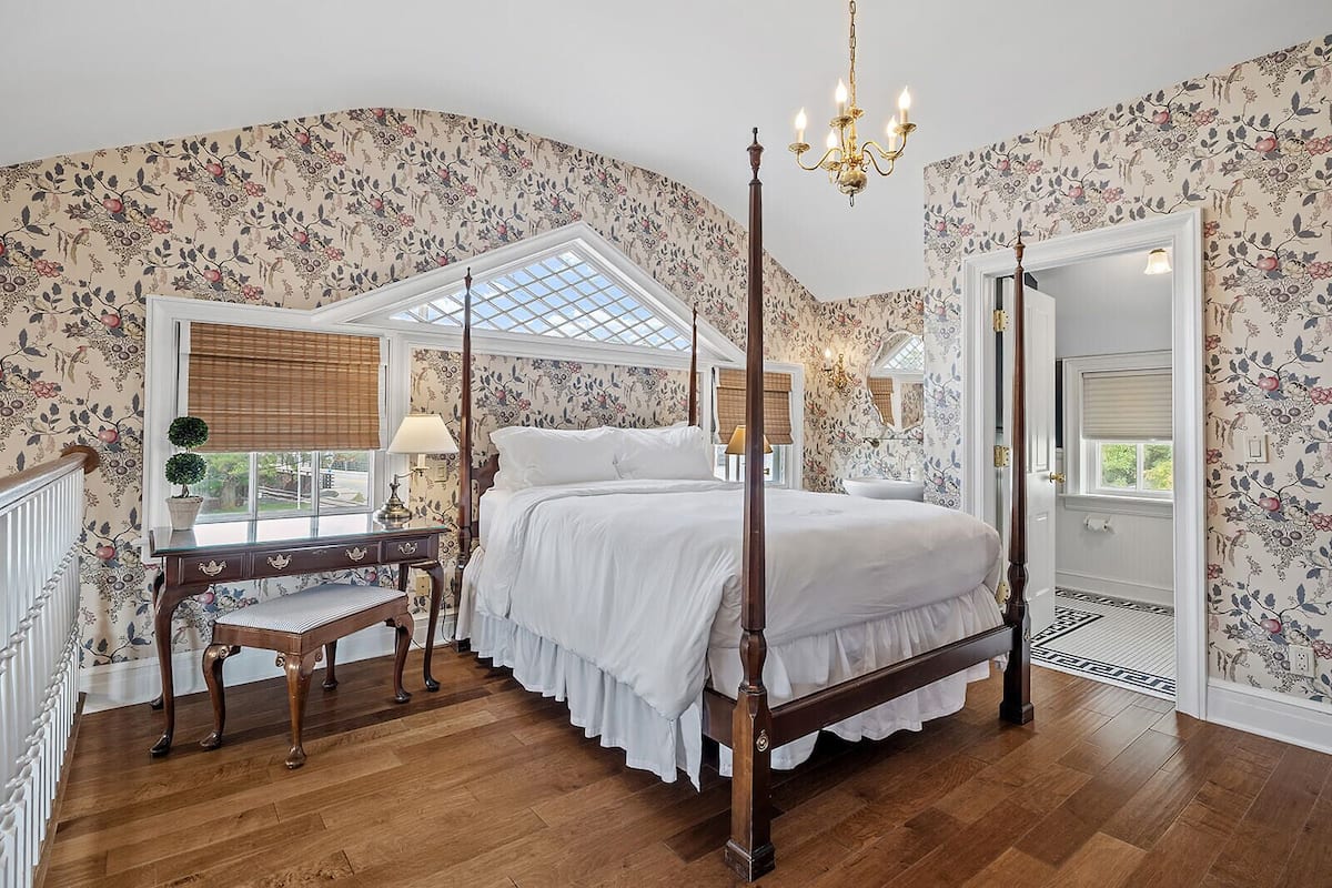 Suite, Hot Tub (Signature Two-Story Suite)