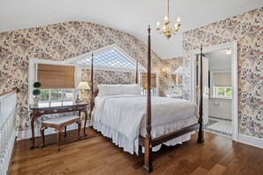 Suite, Hot Tub (Signature Two-Story Suite)