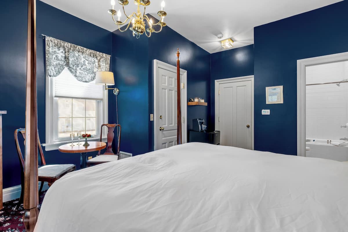 Double Room, Private Bathroom (Classic Guest Room) | Memory foam beds, individually decorated, individually furnished