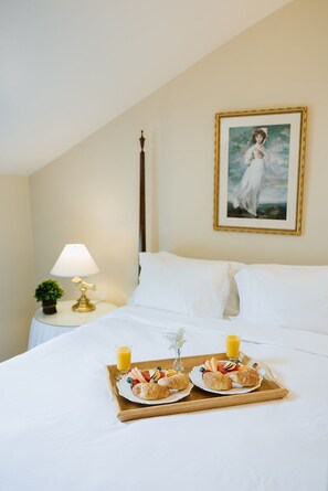 Memory-foam beds, individually decorated, individually furnished - The Rochester Inn, A Historic Hotel (Sheboygan Falls)