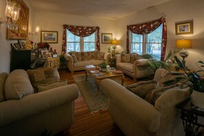 Lobby sitting area - Taylor House Inn (Sugar Grove)