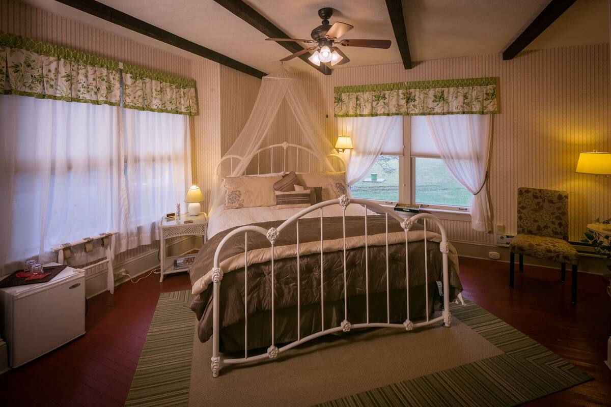 Aunt Sue Room | 1 bedroom, iron/ironing board (on request), WiFi (free)