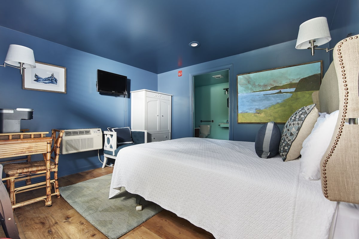 Basic Queen. Extra Small Room/Small Bathroom/Limited Storage Space/Best for One Night Stays Only | 1 bedroom, individually decorated, individually furnished