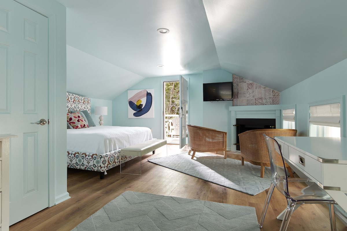 Junior Suite, 1 King Bed | 1 bedroom, individually decorated, individually furnished