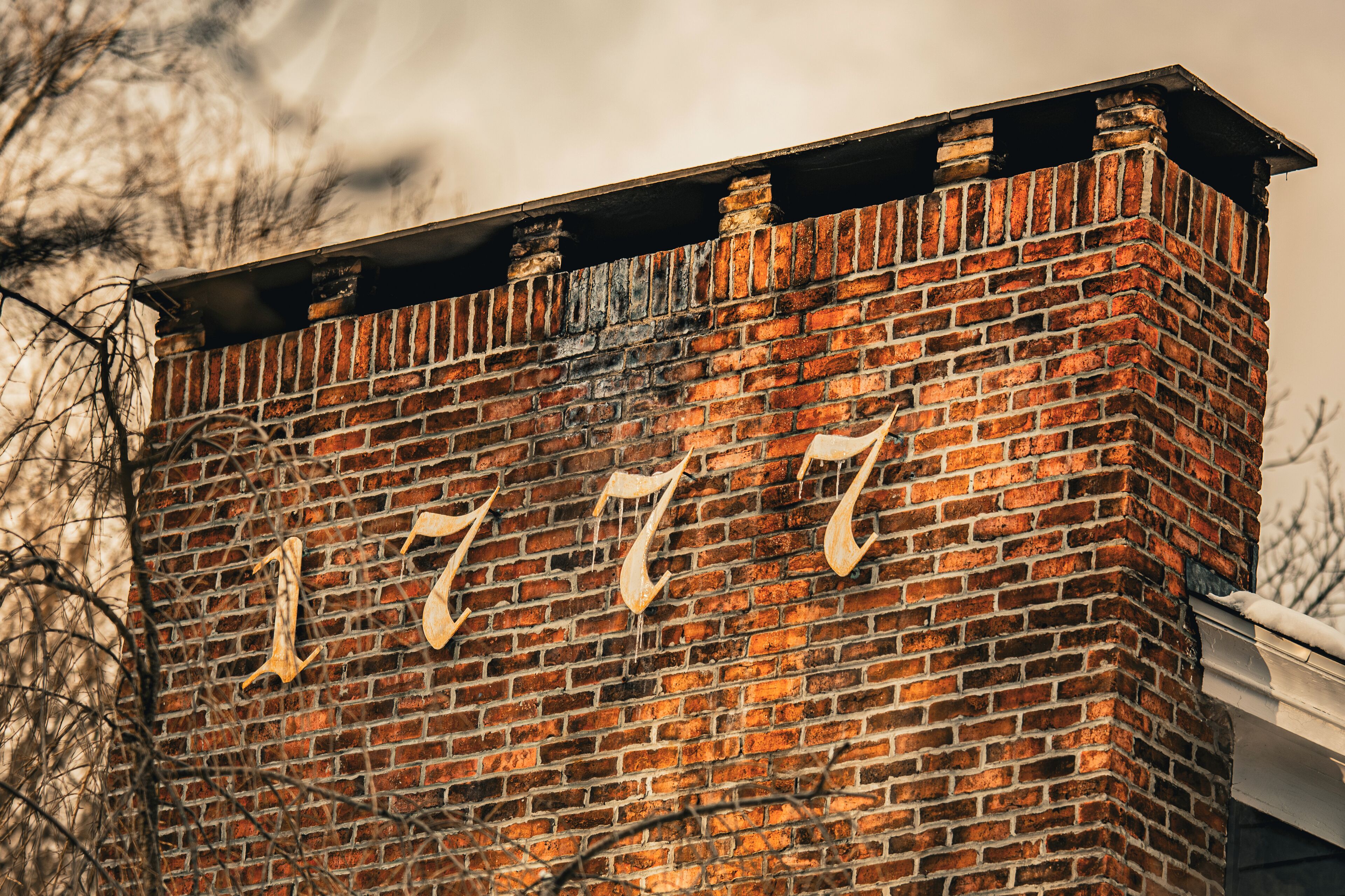 Ein Backsteinhaus mit der Aufschrift 1777 an der Fassade.