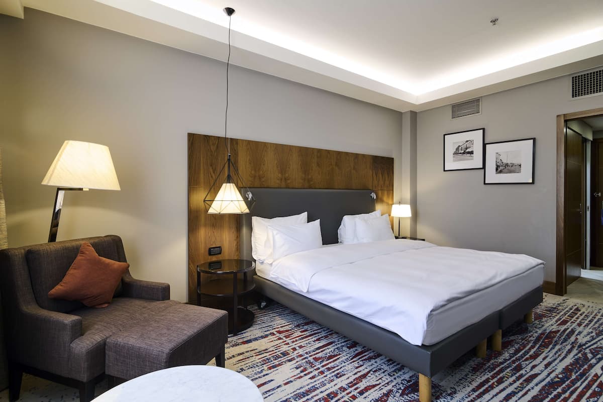 غرفة عادية | ميني بار وخزنة داخل الغرفة ومكتب وستائر تعتيم