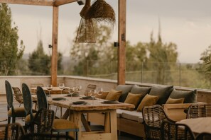 2 restaurants, breakfast, lunch, dinner served; Regional cuisine 