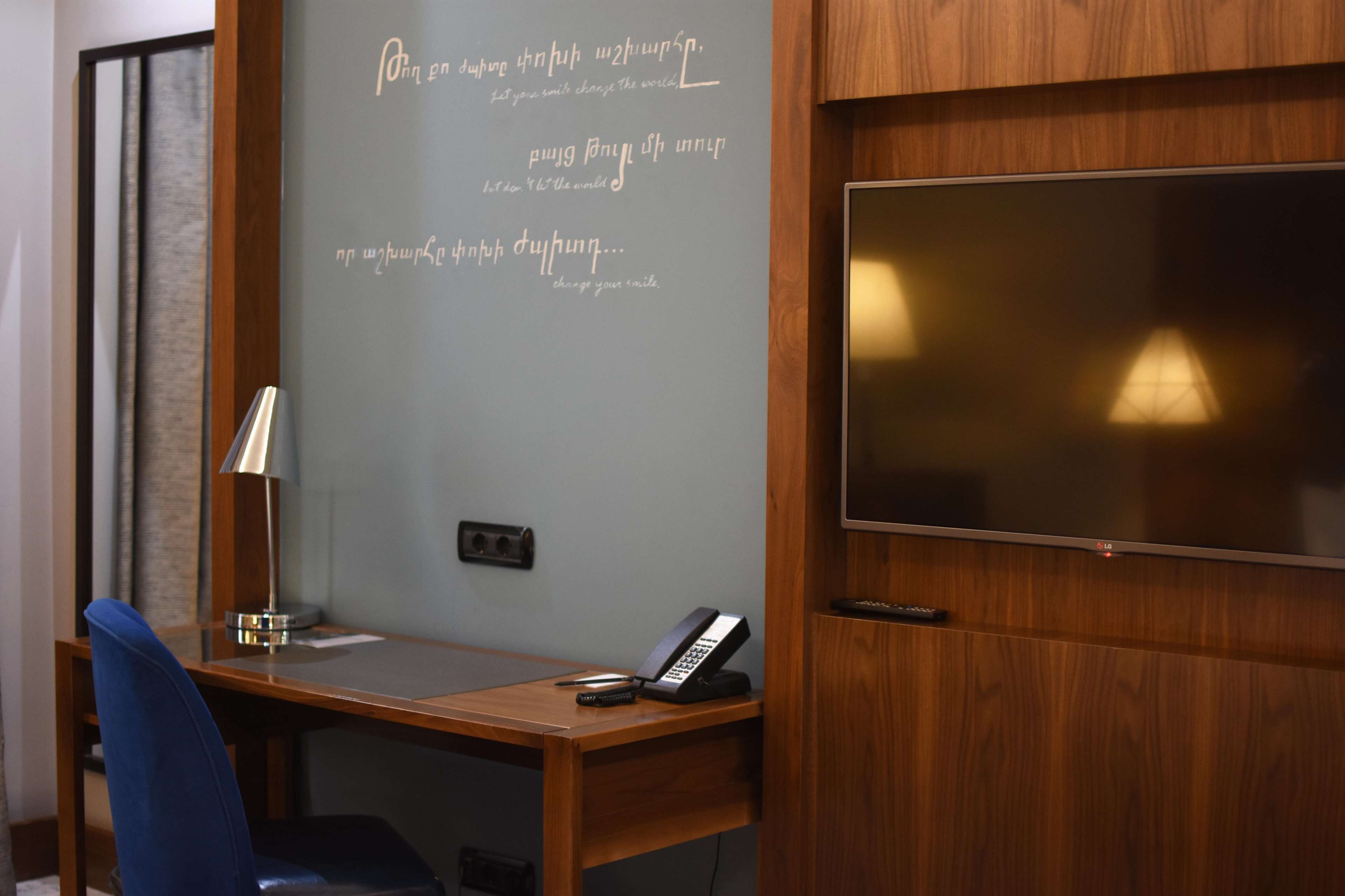 standard room | minibar, in-room safe, desk, blackout curtains