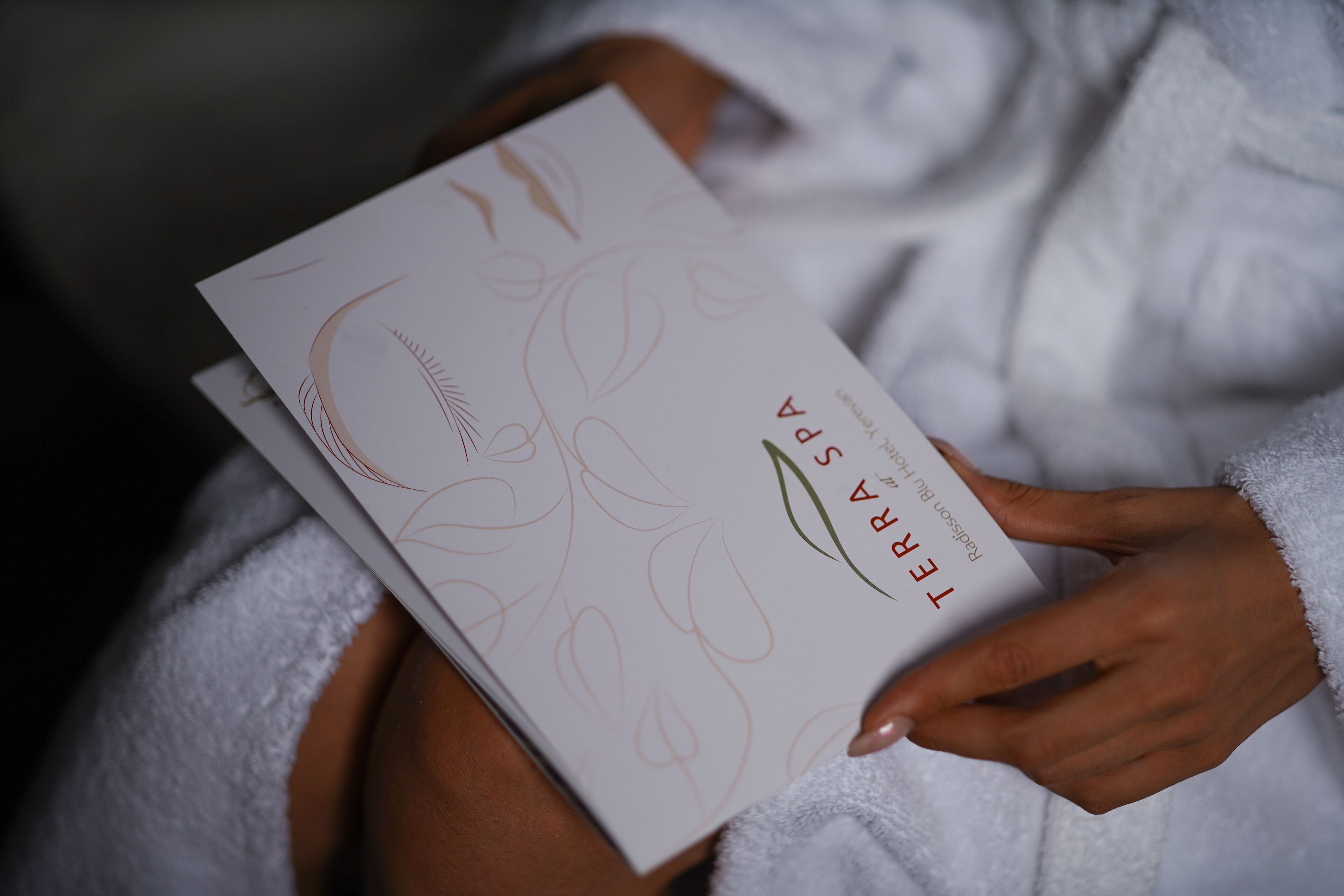 Une personne tenant un livre intitulé « Terra Pura ».