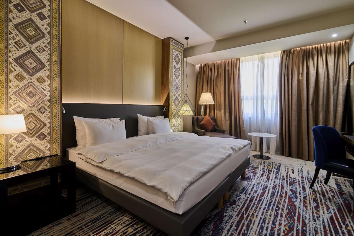 Superior Room | Minibar, in-room safe, desk, blackout drapes