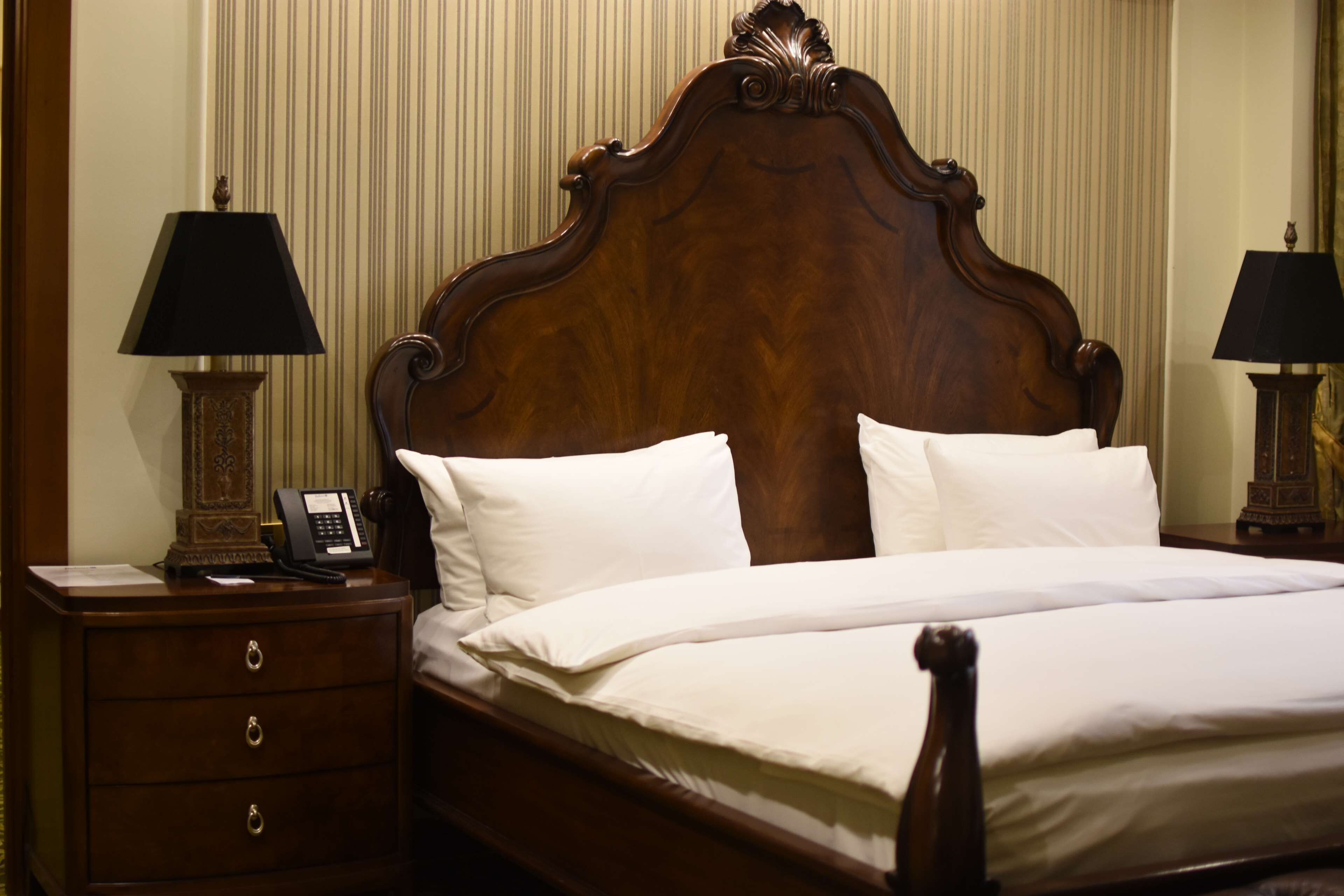 Presidential Suite | Minibar, in-room safe, desk, blackout drapes