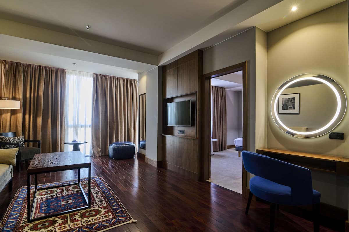 Suite, 1 Bedroom | Minibar, in-room safe, desk, blackout drapes